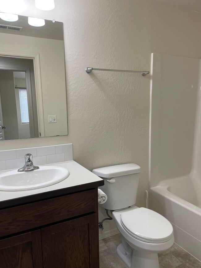 Building Photo - ***** Move in Special $400 off Fisrt Month...