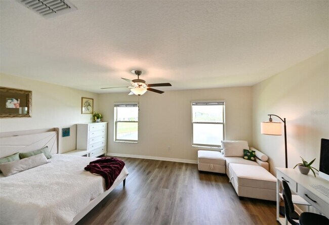 Building Photo - 736 Royal Empress Dr