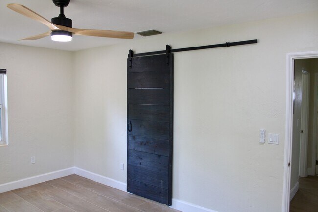 Building Photo - Fully Renovated 3/3 Northwood Home with Gu...