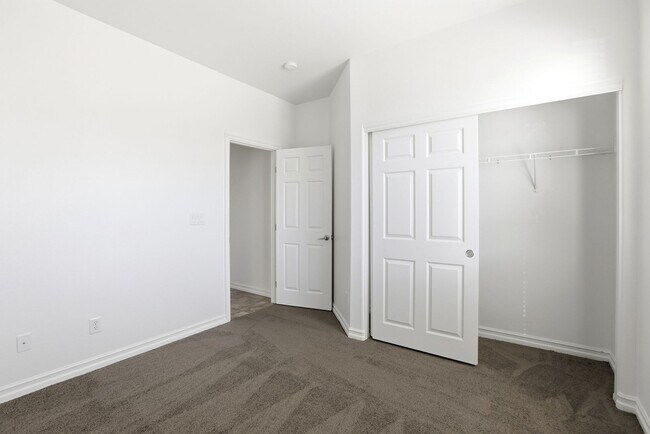 Building Photo - Single Story Stunner in Silverado Ranch!