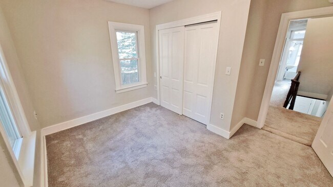 Building Photo - 3 Bed / 1 Bath Single Family Home