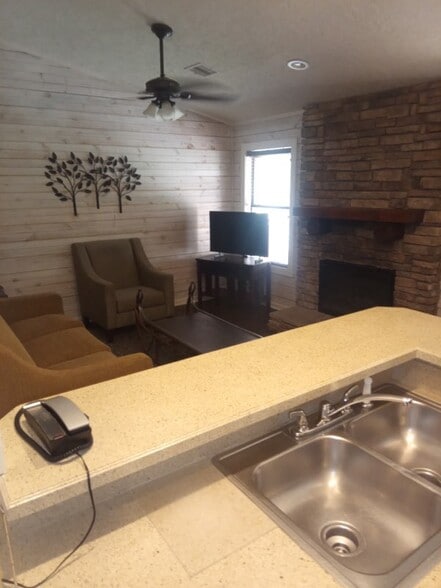 Building Photo - 8680 Piney Shores Dr