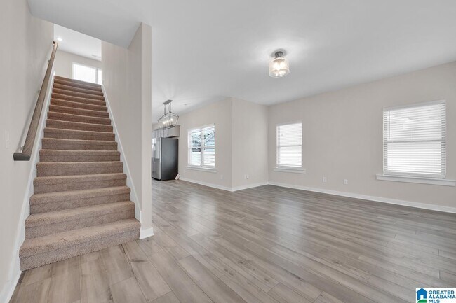 Building Photo - 170 Kings Wy