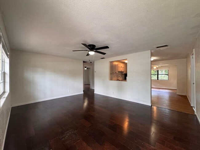 Building Photo - Updated 2 bedroom in South Daytona