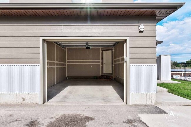 Building Photo - 2052 Gold Ave