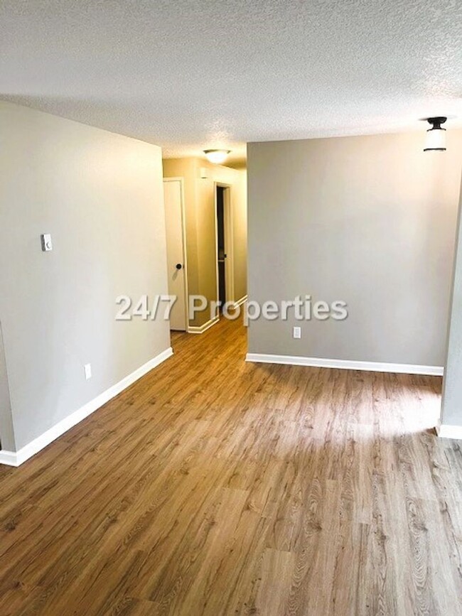 Building Photo - Fully Remodeled - 3BD I 2BA NE PDX HOME