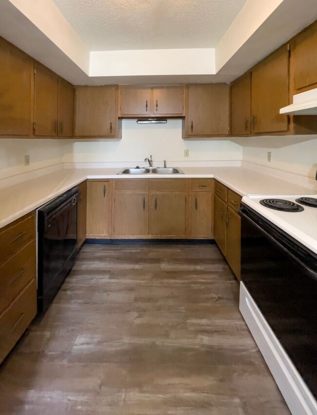 Building Photo - Spacious Ground Floor 2 Bed with Screened Porch!