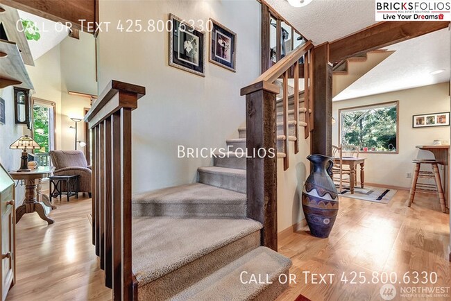 Building Photo - Remarkable Redmond Home - Walk to Microsoft and Parks!