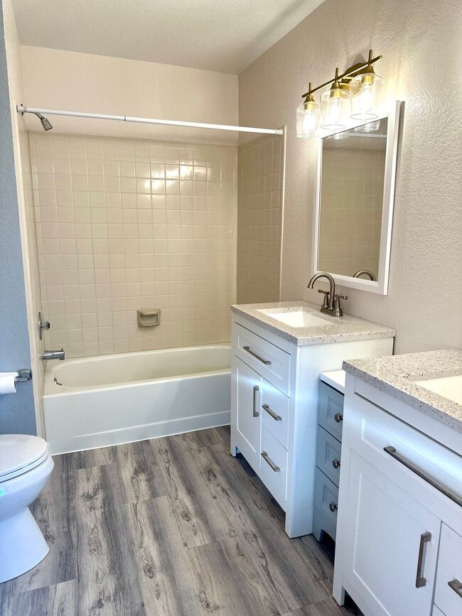 Building Photo - Newly Renovated Home 3 Bed 1 1/2 Bath 1-Car Garage on Century Place!