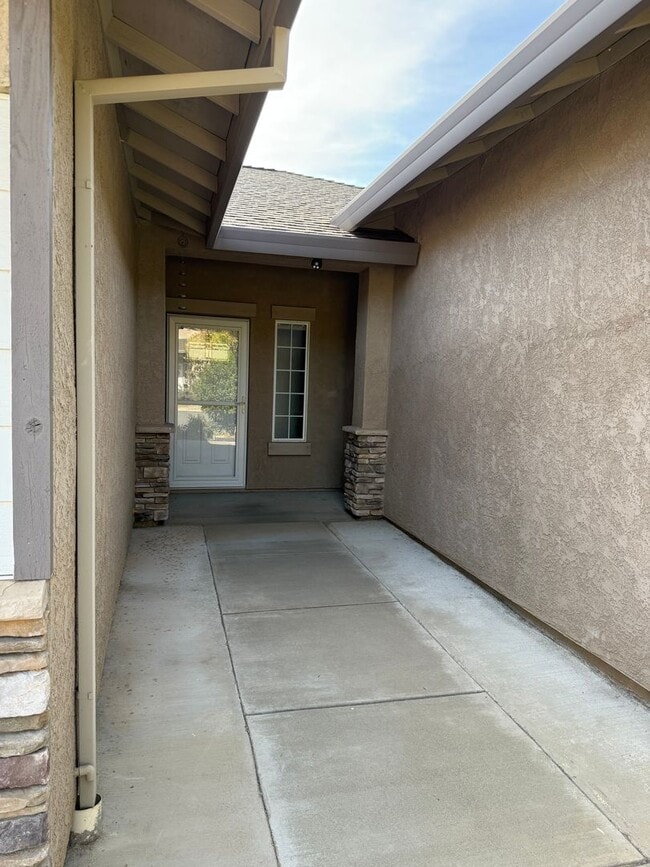 Building Photo - 3-bedroom, 2-bathroom home located in the ...
