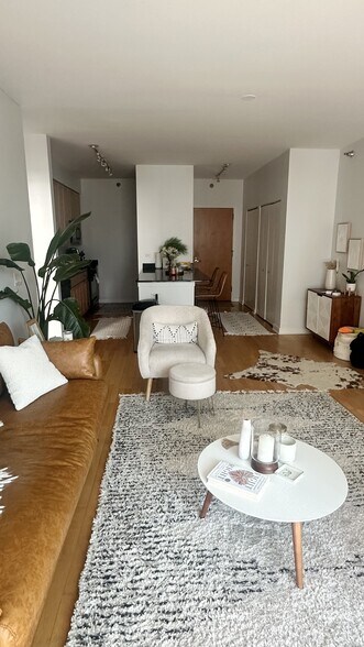 Living Room /Entrance - 421 W Huron St
