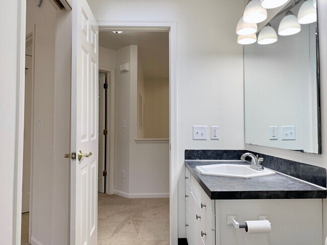 Building Photo - Four Bedroom Home in Kentwood