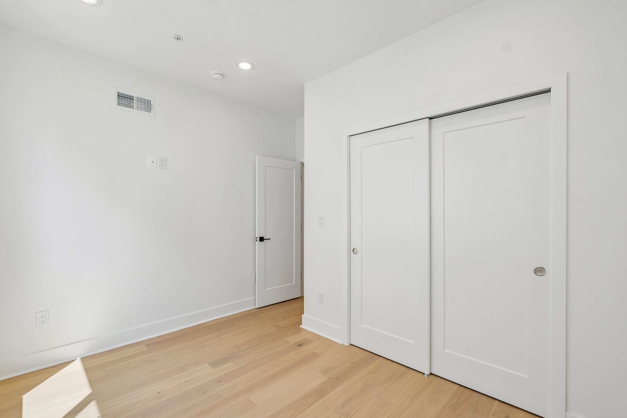 Building Photo - 1518 N Darien St