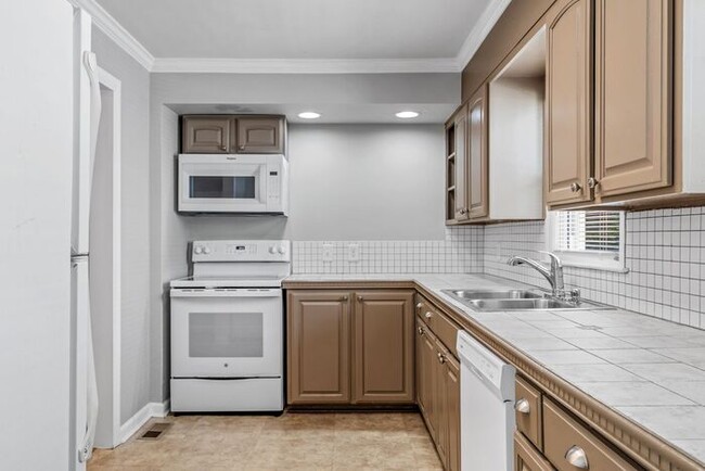 Building Photo - Updated Home- Near State Street! LR, DR, J...