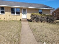 Building Photo - 3204-3206 Runway Ave