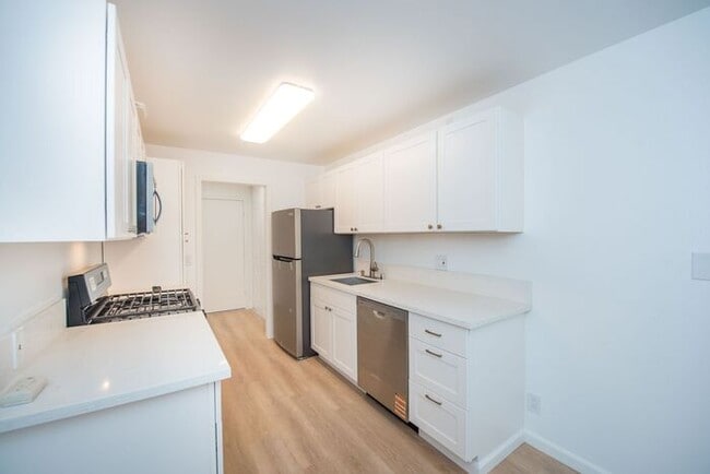 Building Photo - Newly Remodeled Upstairs Unit!