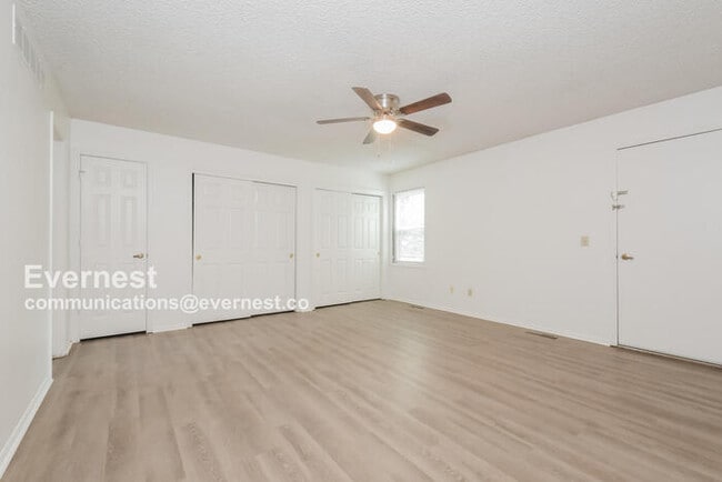 Building Photo - 144 Willow Pl S