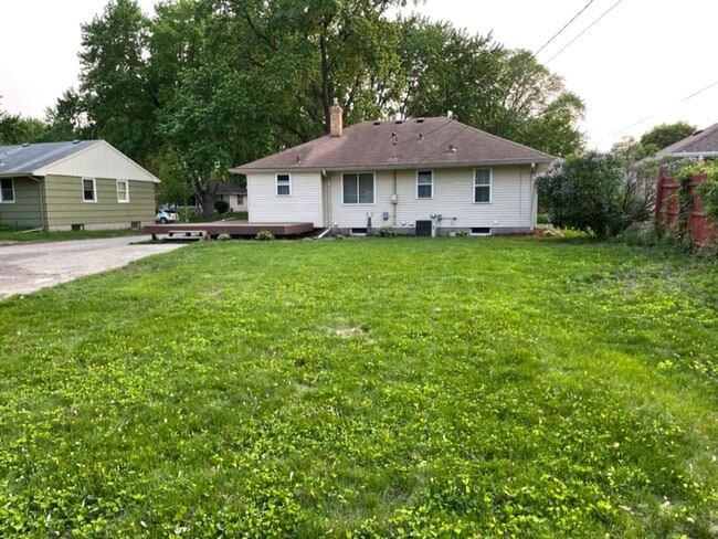 Building Photo - Updated, Modern, 4 Bed, 2 Bath, 3+Car Garage