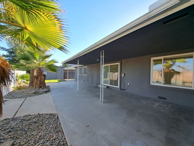 Building Photo - Beautiful 6-Bedroom Home with Pool & Outdo...