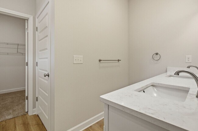 Building Photo - New 4 Bedroom in CRESTVIEW!!