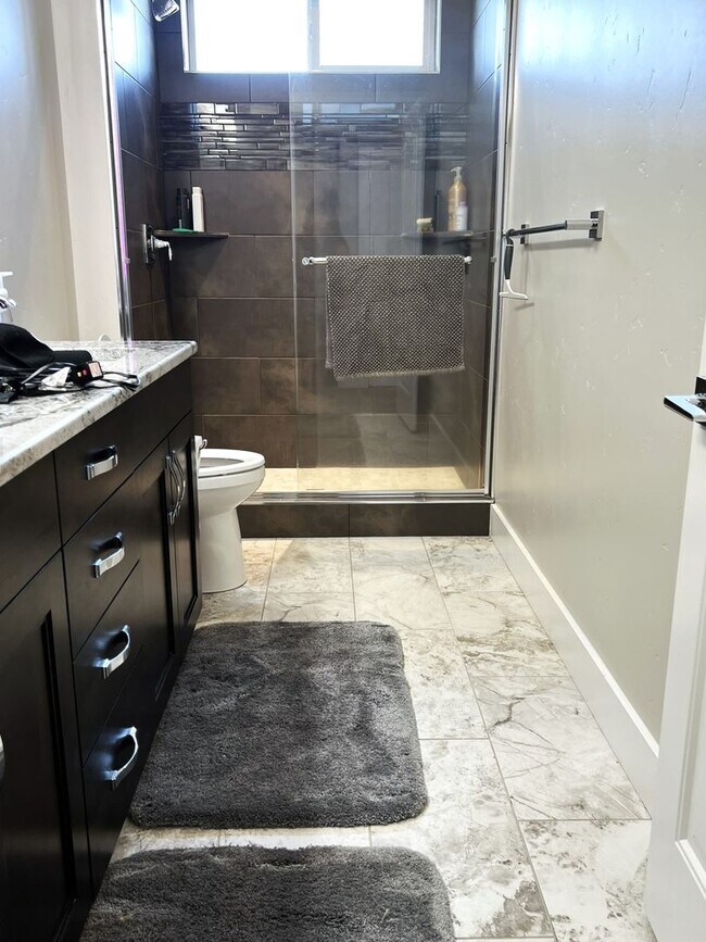 Building Photo - Beautiful custom built home with 4 bed 3.5...