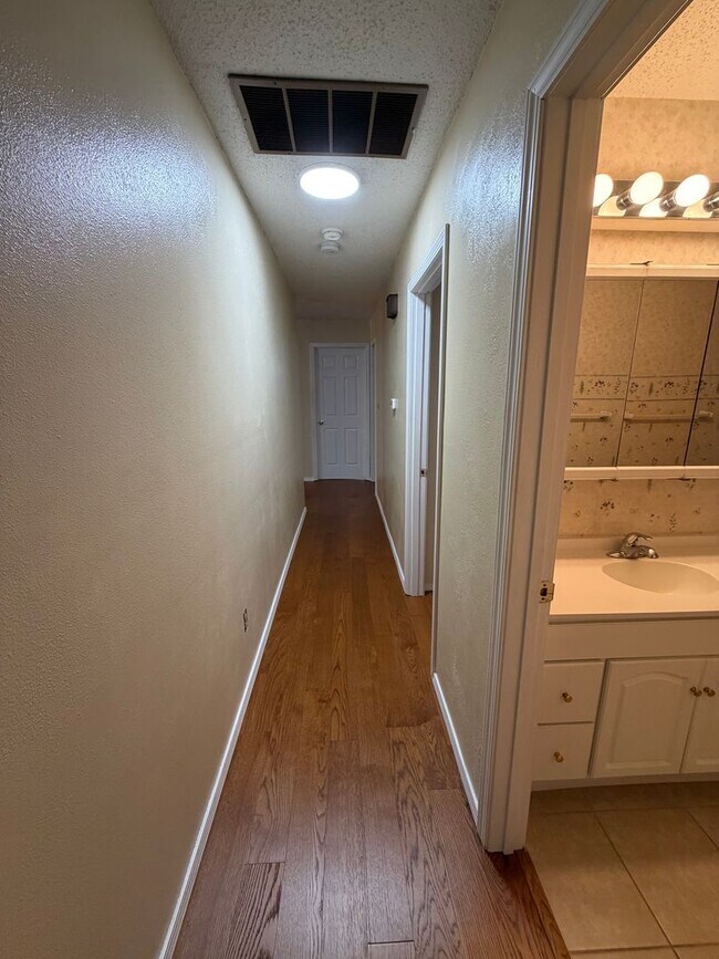 Building Photo - 3 Bedroom | 1 Bathroom | 2 Car Garage | Springfield MO!