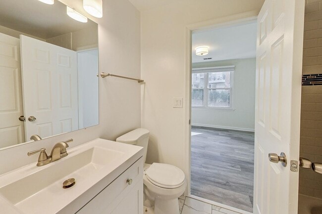 Building Photo - Beautiful - Ground Floor 3/2 condo in Rockville