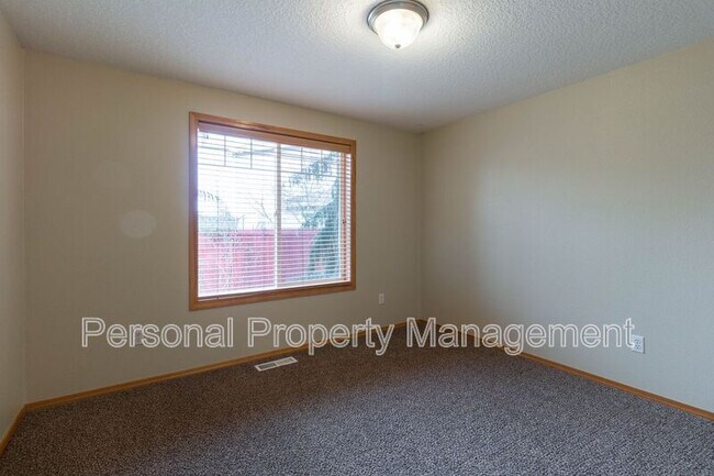 Building Photo - 902 N 15th Ct