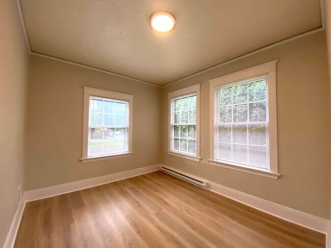 Building Photo - Charming 3 Bed 2 Bath Portland Bungalow!