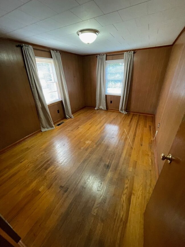 Building Photo - 2 Bedroom / 1 Bath  Kingsport, TN