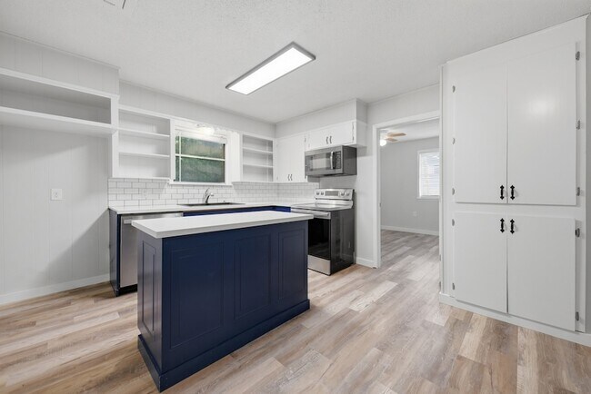 Building Photo - 9481 Lake Forest Cir