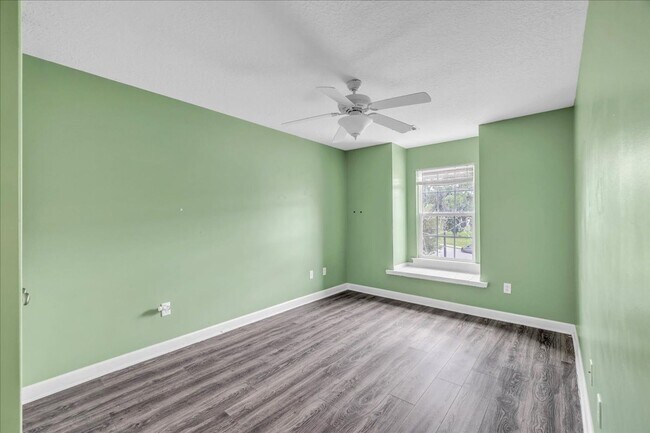 Building Photo - Spacious 4 Bed, 2.5 Bath in White Oak