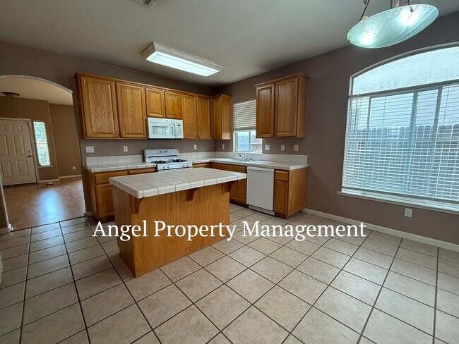 Building Photo - 2125 Galen Dr