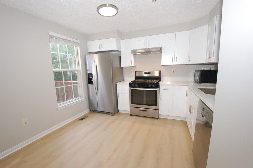 First floor kitchen -- 6 - 8916 Pembrook Woods
