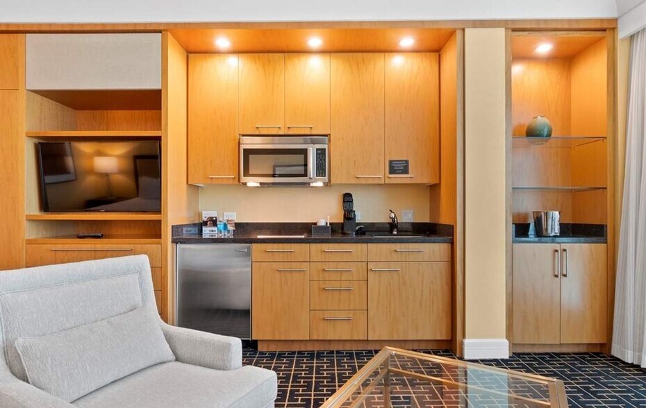 Building Photo - 2000 Fashion Show Dr