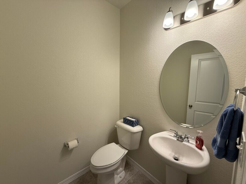 Building Photo - 8221 Sophia Ln