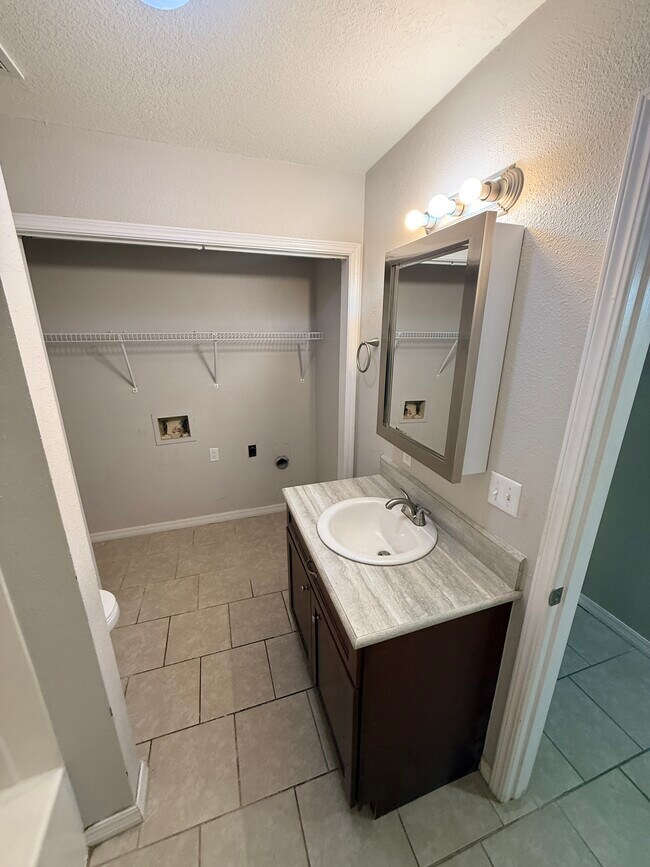 Building Photo - 822 Hardy Springs Cir