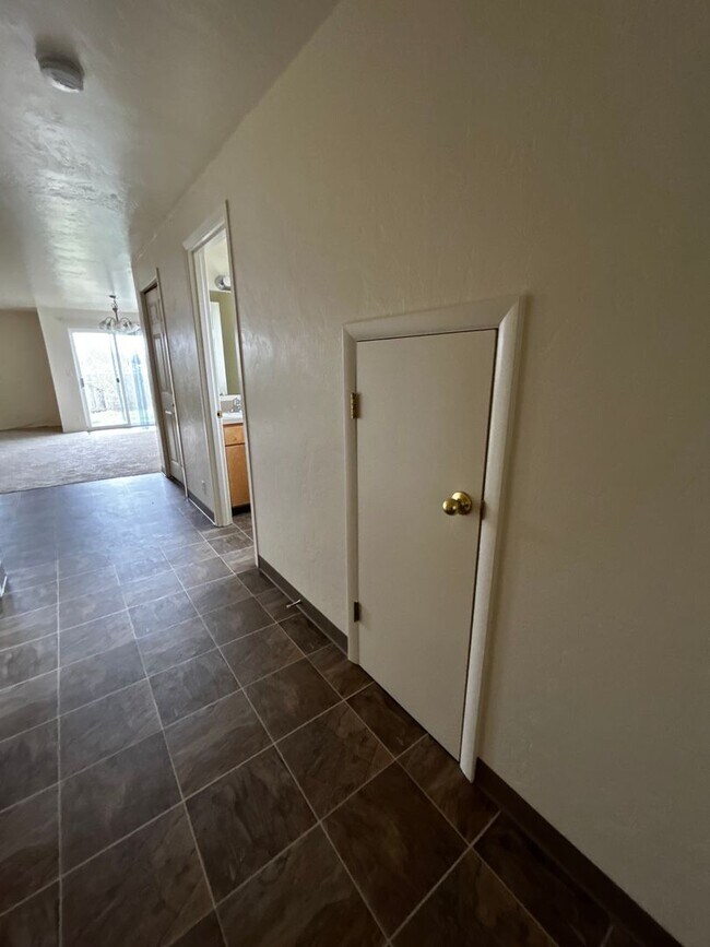 Building Photo - 858s9