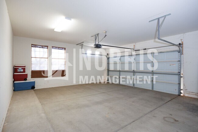 Building Photo - Beautiful Home with a POOL Service Included