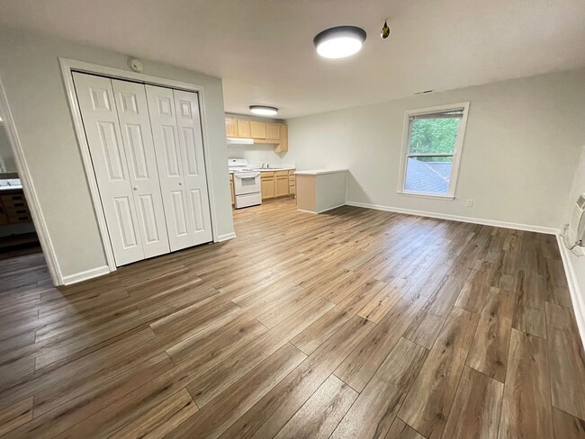 Building Photo - Charming, updated 3br house w/ separate ga...