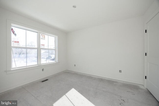 Building Photo - 453 E Franklin St