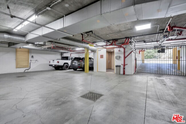 Building Photo - 1351 Palisades Beach Rd