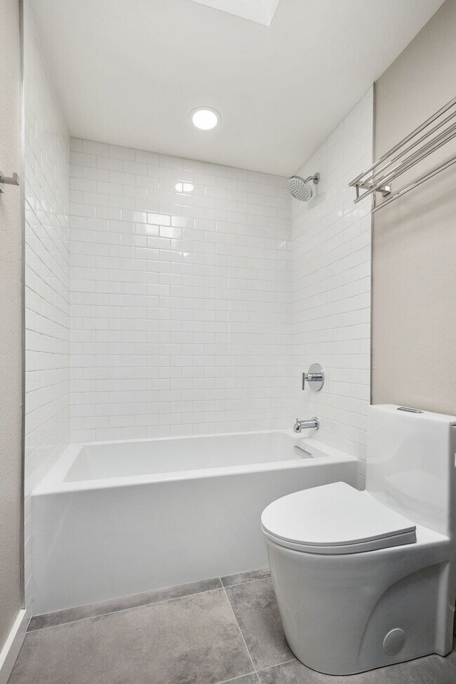 Building Photo - Inviting Everett Home Featuring 3 Bedrooms, Fireplace, and Fully Fenced Backyard