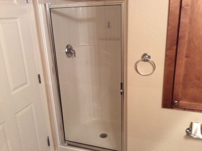 Building Photo - 2 bedroom Condo in a gated community. 1 Ca...