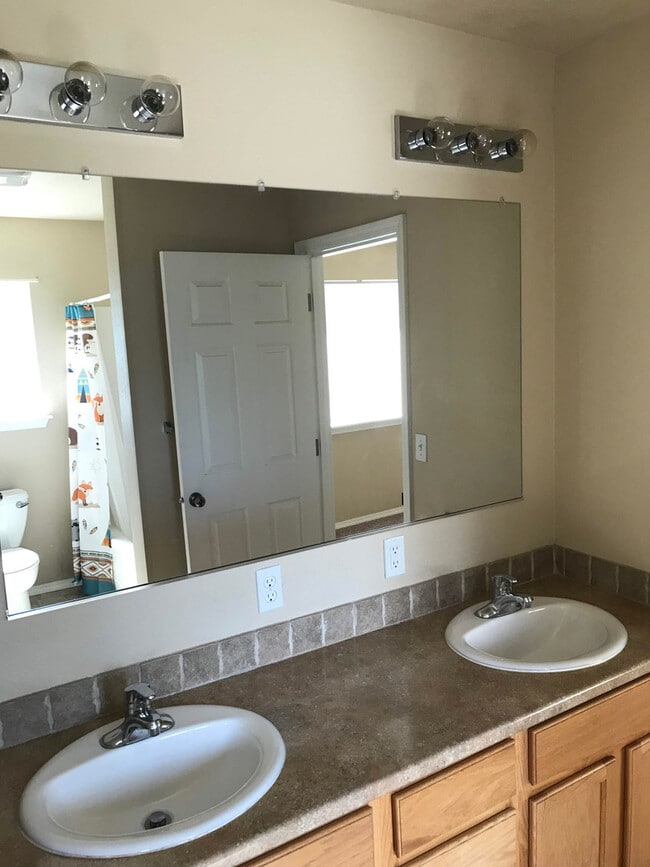 Building Photo - 3 Bedroom duplex on Bailey Hill Rd