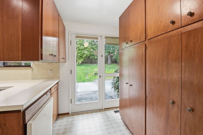 Building Photo - 3bd/2ba Bellevue Home