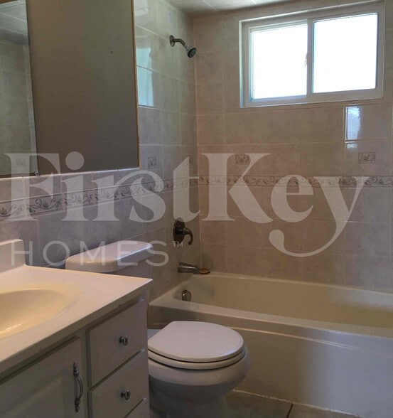 Building Photo - 2560 Pheasant Dr