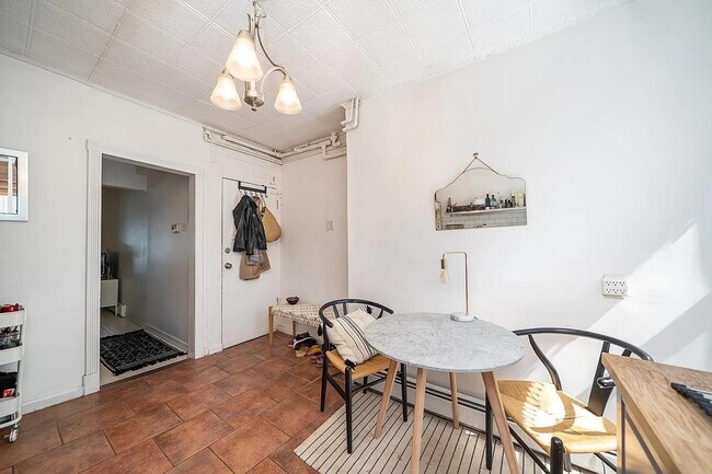 Building Photo - 466 Monmouth St