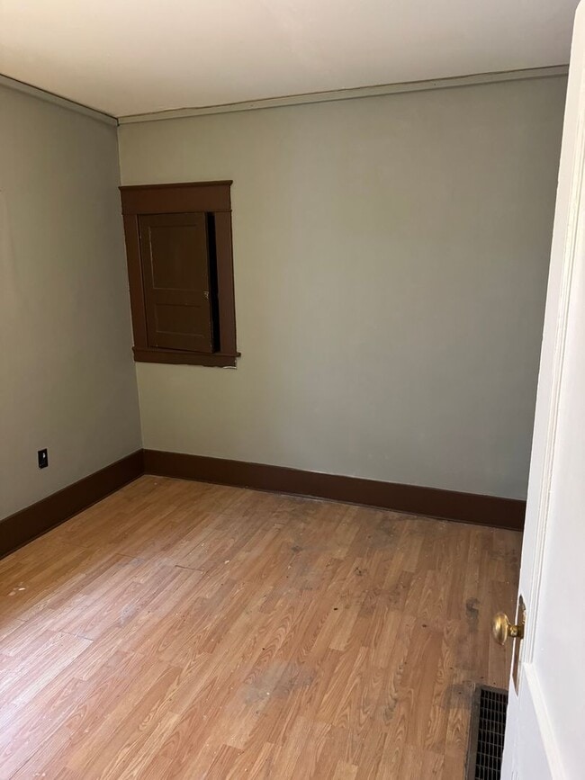 Building Photo - 2 bedroom 1 bath second floor unit