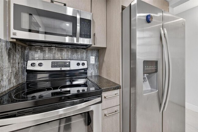 Building Photo - 8550 SW 109th Ave